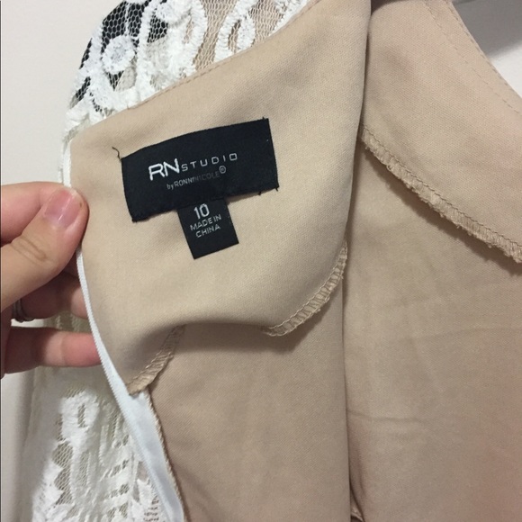 Beautiful lace dress - Picture 2 of 3